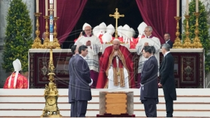 Sahranjen Benedikt XVI